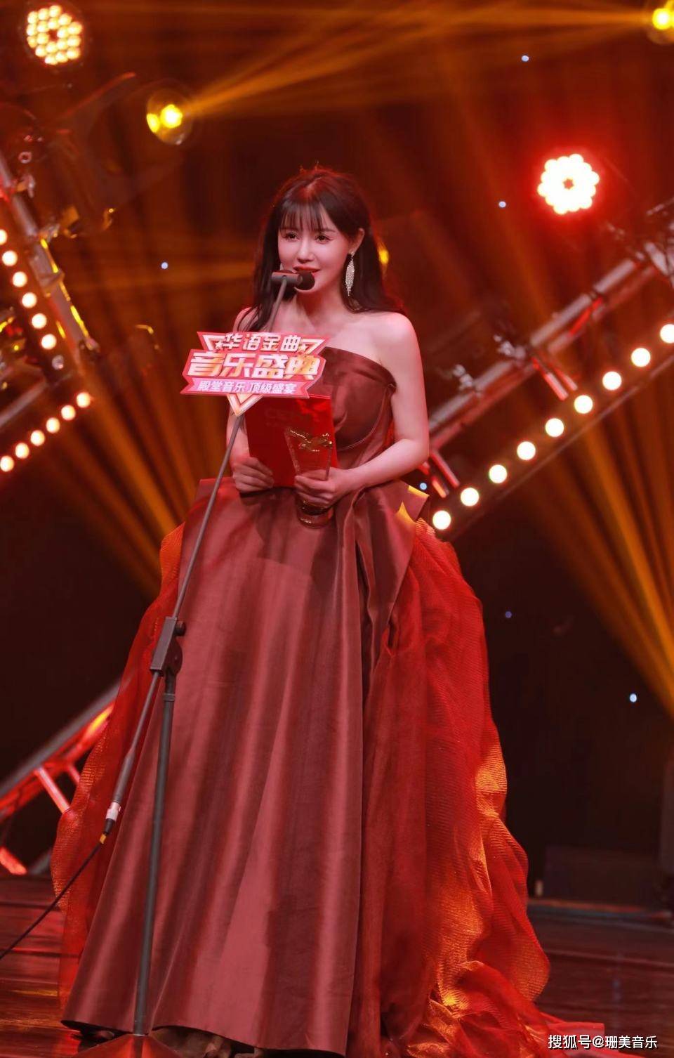 第三届华语金曲原创音乐盛典,演员高溜荣获年度最受欢迎女歌手奖_中国