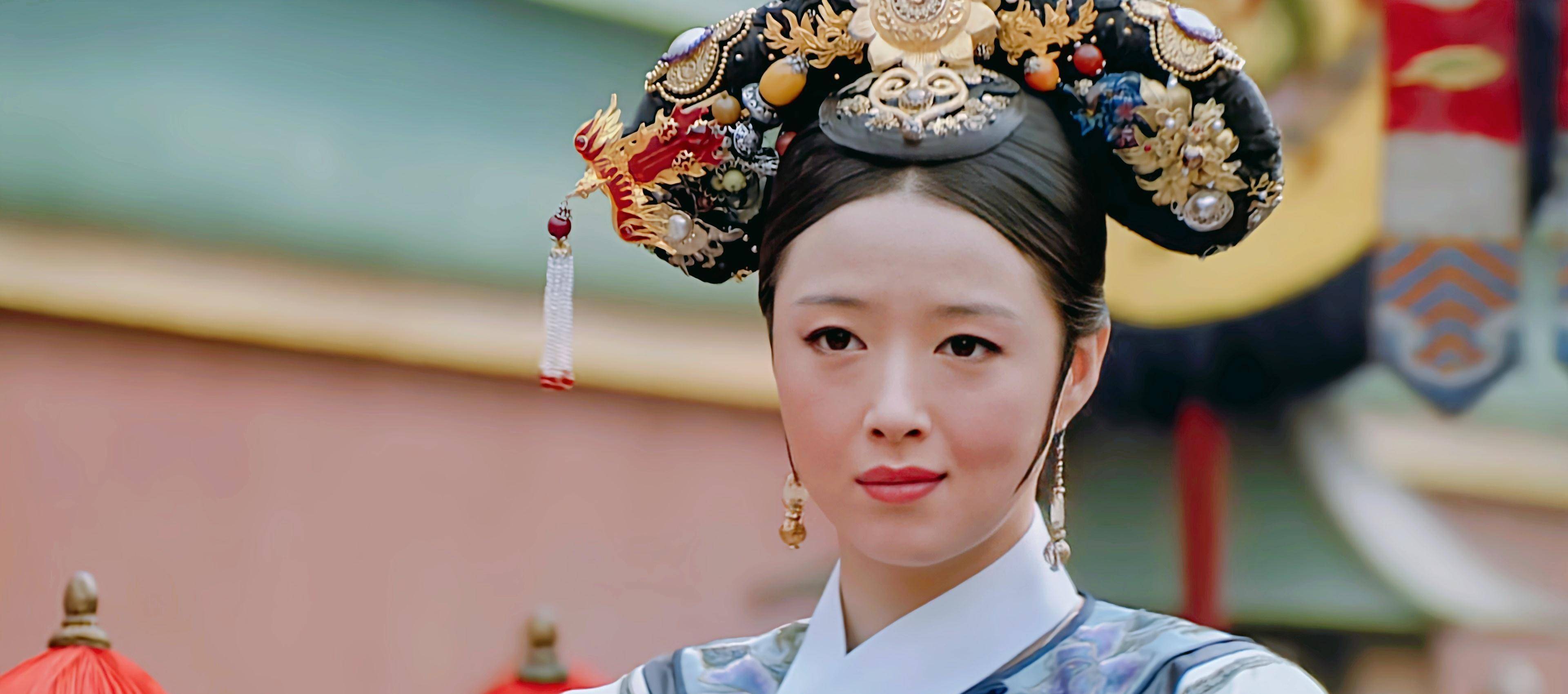 甄嬛传|年世兰华妃的旗头发饰,点翠凤冠,凤钗步摇,蓝如意旗头_时期