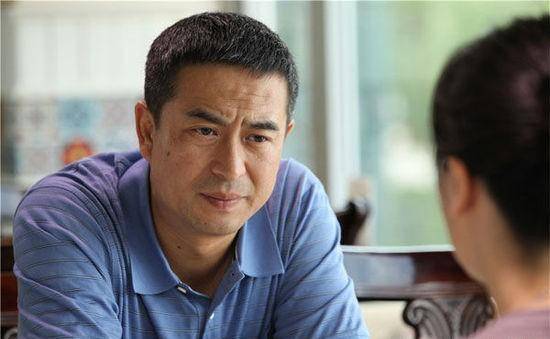 张嘉译前妻,因性格不合分手,独自抚养女儿,今56岁感情仍坎坷_岳红