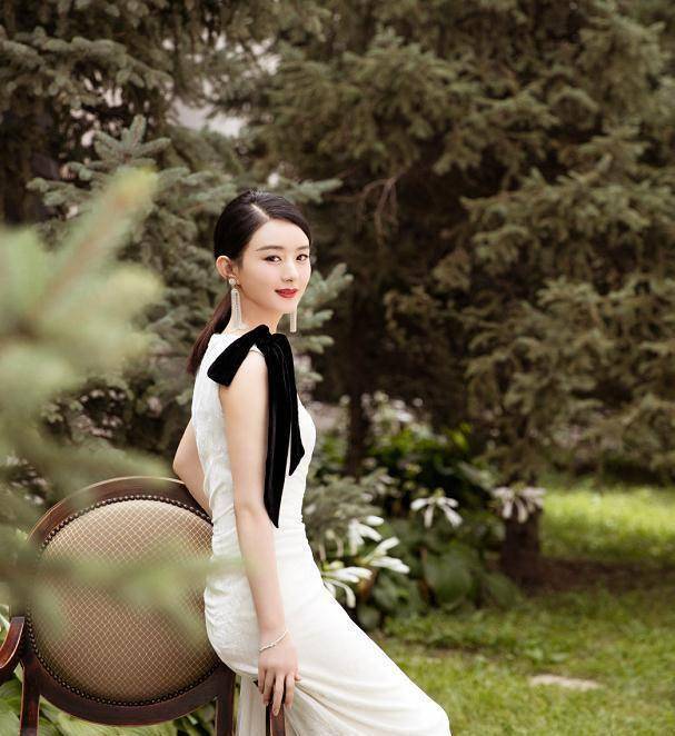 不过在未来修图状态下,赵丽颖还是暴露了身材上的一些改变.