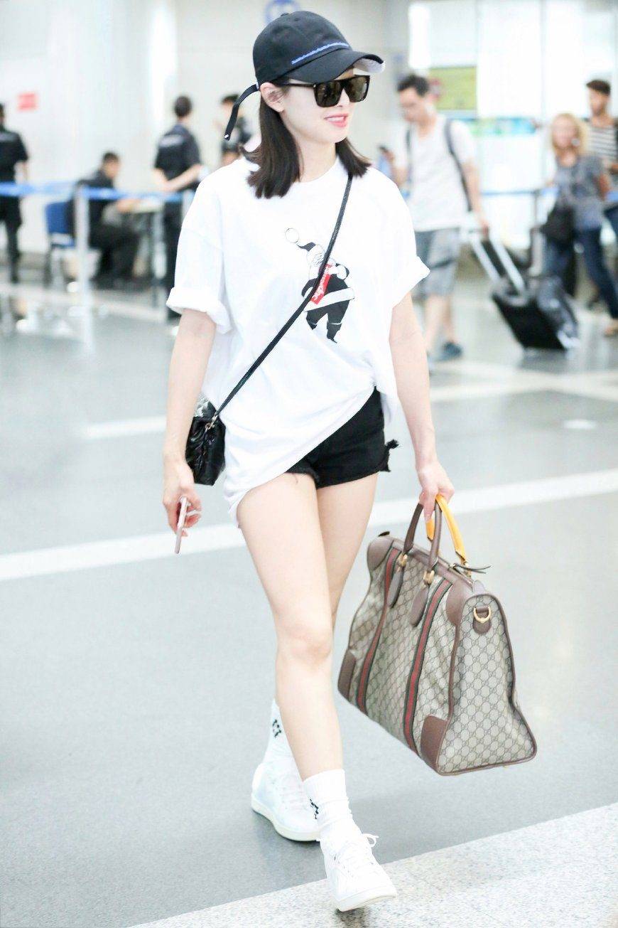 邹市明夫妻手牵手走机场,冉莹颖穿t恤配短裤,身材微胖曲线很美_时尚