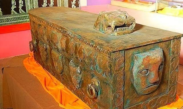 广西挖出"青铜古棺",估价3个亿,专家:赶到时被村民丢熔炉了_王莽_棺材