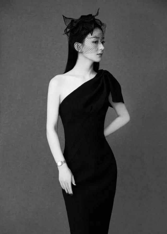 修身的斜肩礼服,自然地勾勒出赵丽颖的好身材,小蛮腰盈盈一握,生娃