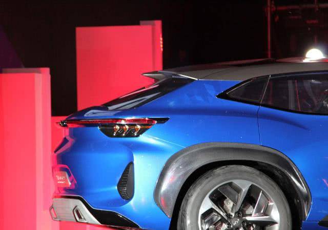 在前脸设计方面,奇瑞tiggo coupe大量借鉴了奇瑞fv2030概念车设计语言