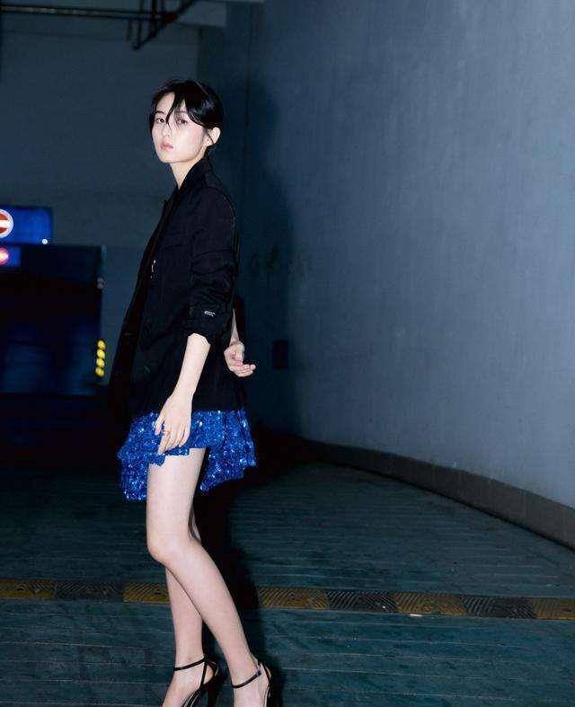 张子枫女大十八变,身材也跟着变了样,小蛮腰很有看点_身体_地面_时候