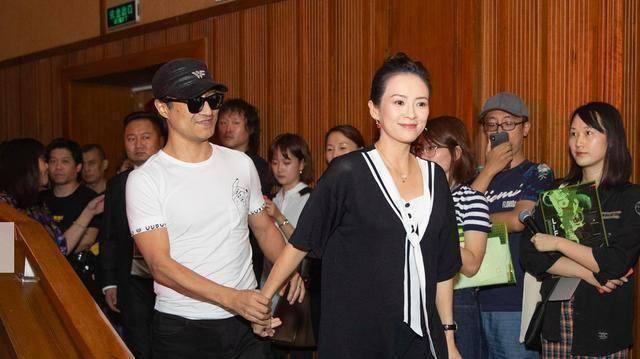 章子怡被男粉表白,一句话逗得汪峰大笑,70岁母亲罕见现身_妈妈_照片
