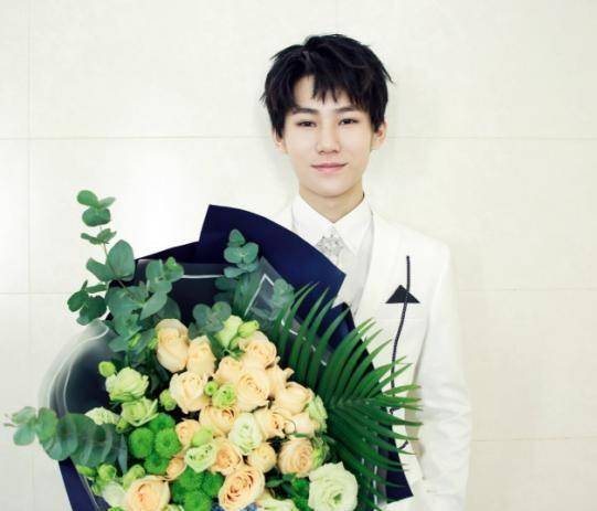 在这一段没有曝光和舞台的日子里,是巴蜀中学一直让张真源在闪光灯下