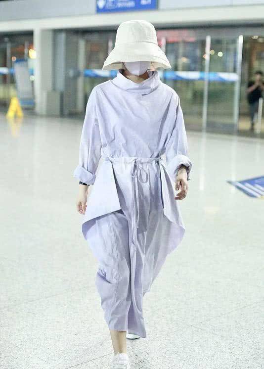 赵丽颖现身,穿短款黑色卫衣搭牛仔裤,身材恢复得很不错!