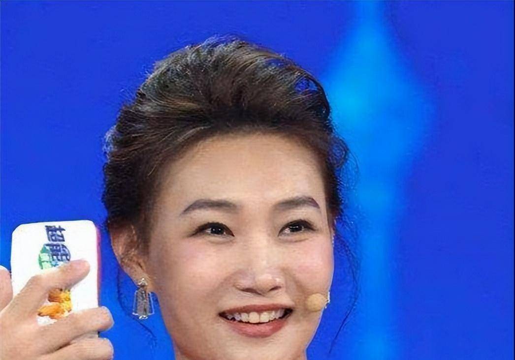是中央电视台的节目主持人,她所主持的节目有探索与发现,国际艺苑
