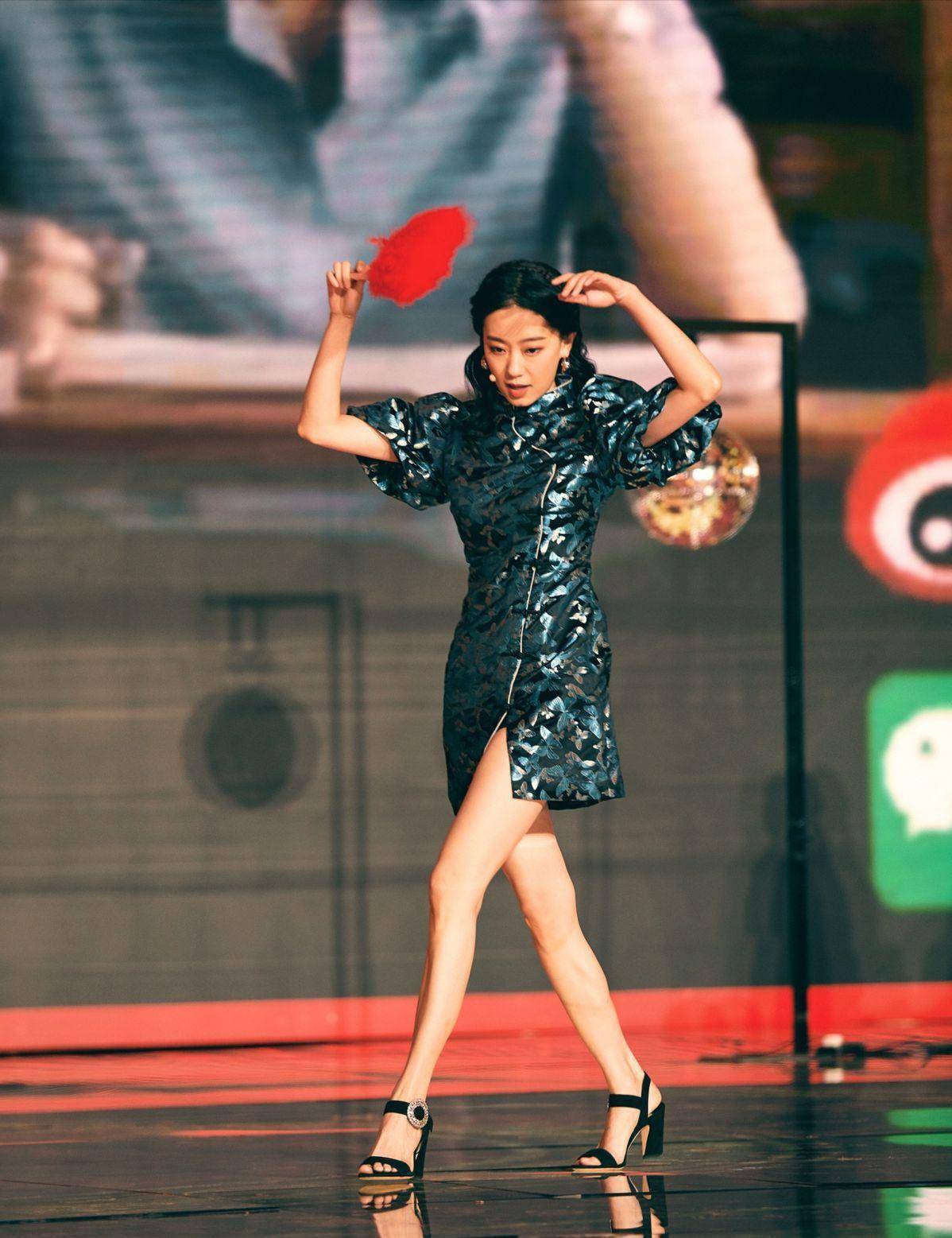 张小斐穿上奢侈大牌却有点小家子气,皮裙造型配马尾辫,看着清爽