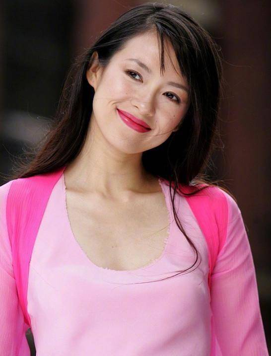 章子怡15年前旧照被扒,俏皮打扮好少女,果然是从小美到大_牛仔裤_的