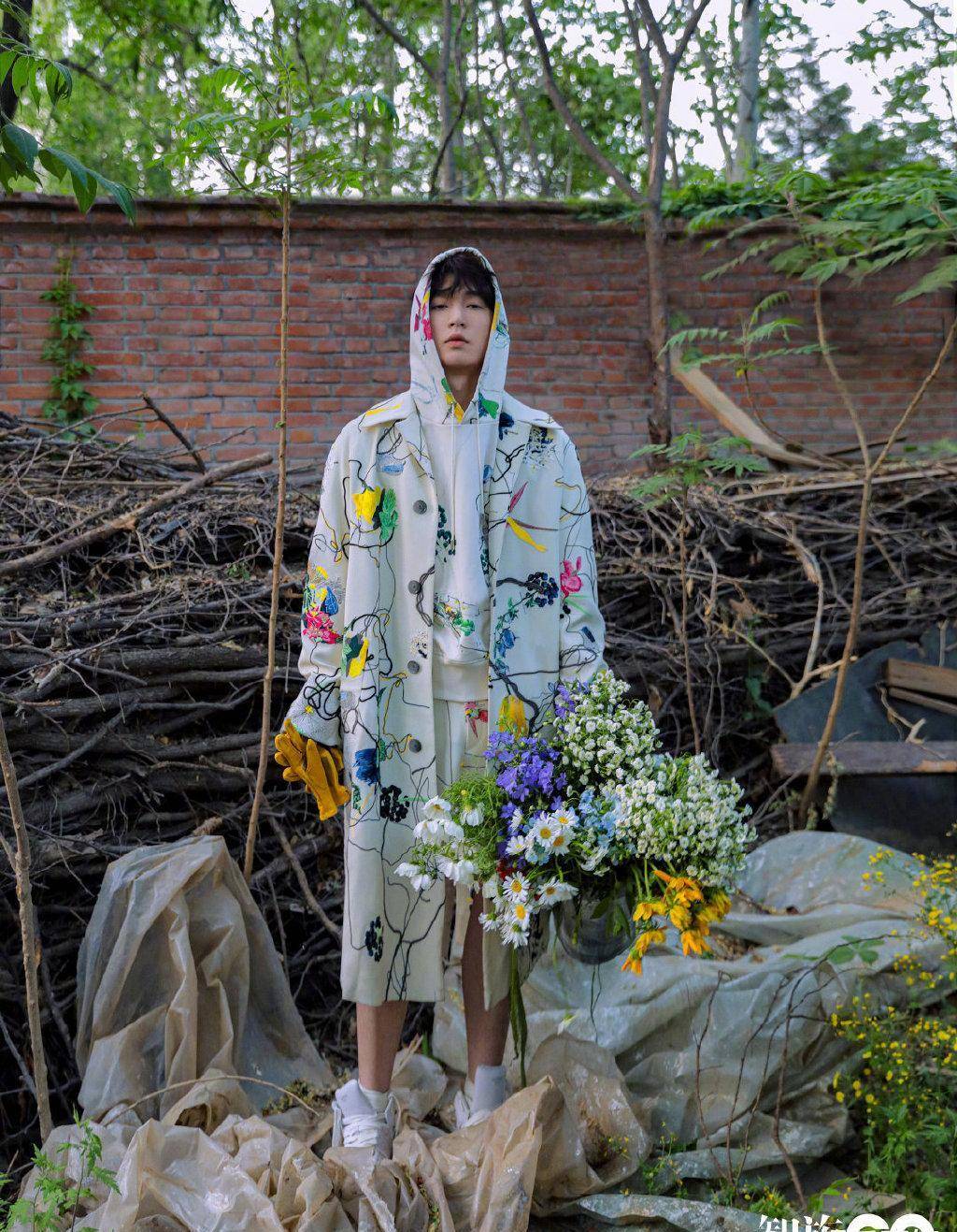张艺兴《gq》1月刊封面大片,夏日里的明朗少年,有花有草有阳光_自然
