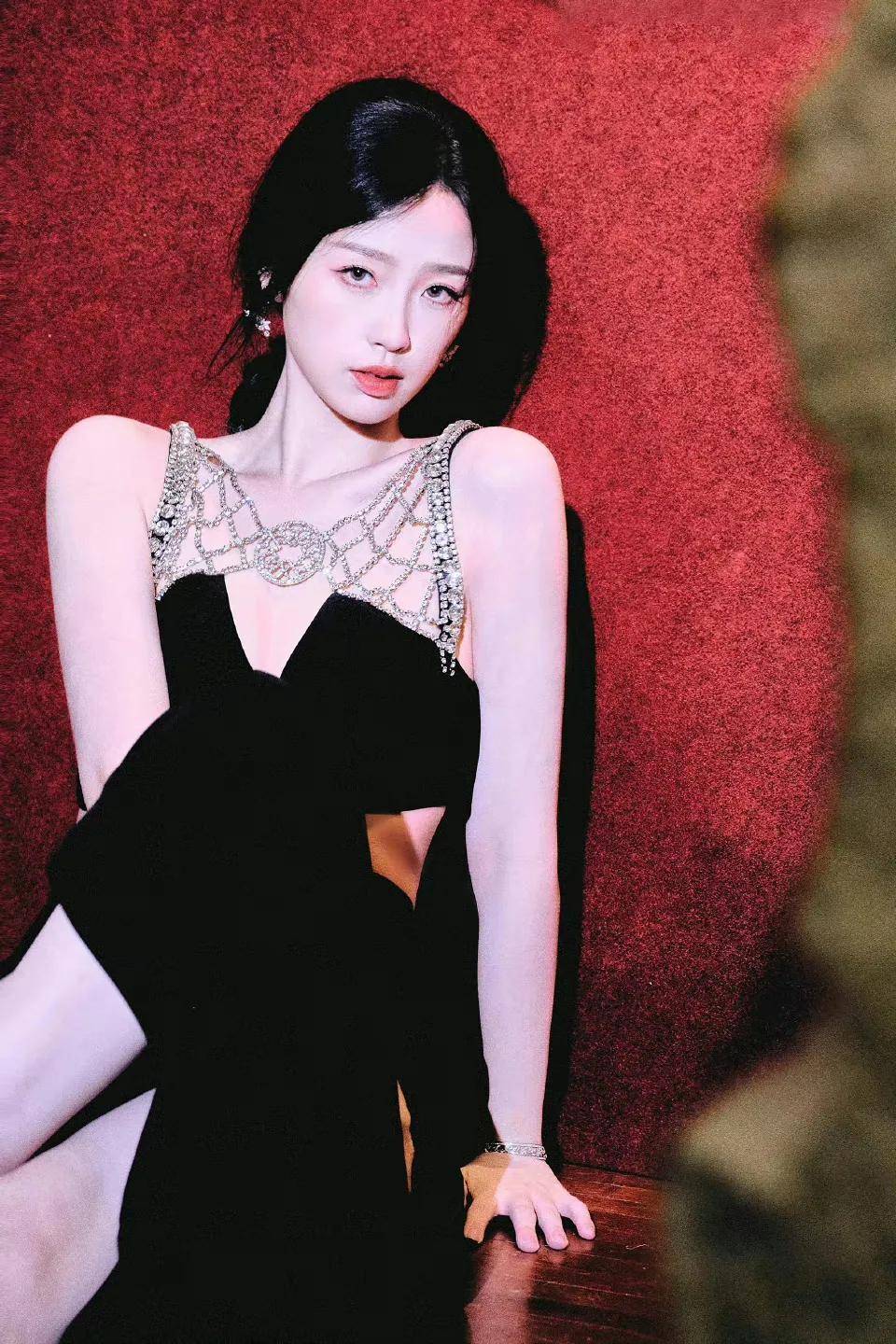 虞书欣身穿黑色镂空菱形吊袜带连衣裙,身材也太好了吧!