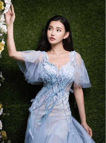 她大二时被导演王晶看中,拍3部戏捞金26亿,今成"最美晶女郎"_童菲