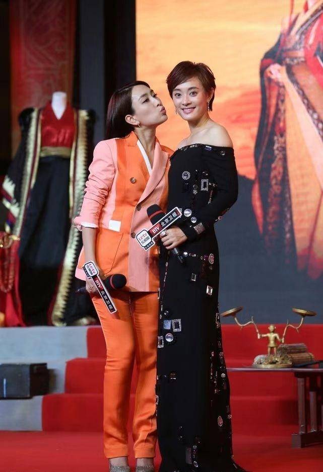 孙俪与马苏同框,孙俪忙着摆姿势拍照太稳,马苏主动献上八个姿势接吻抢