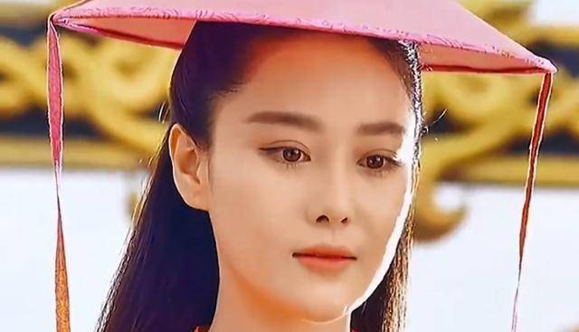 张馨予:变身小侠女,公共场合制服霸道男子强行插队的不文明行为_话说