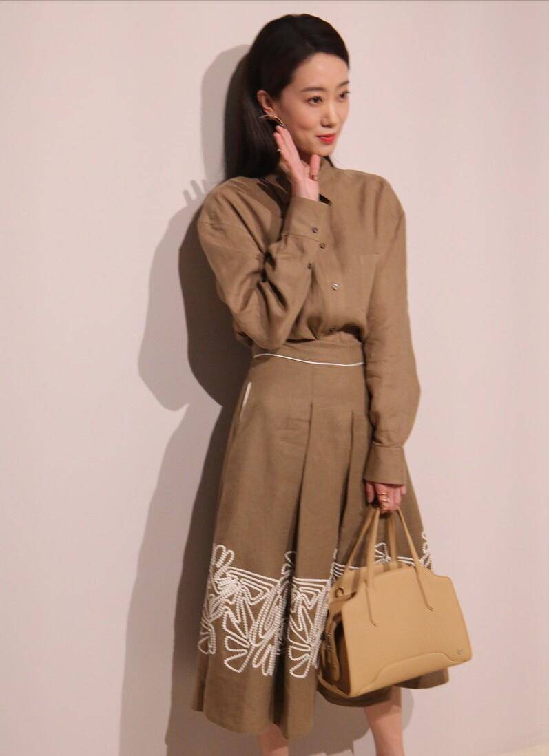 张小斐穿上奢侈大牌却有点小家子气,皮裙造型配马尾辫,看着清爽