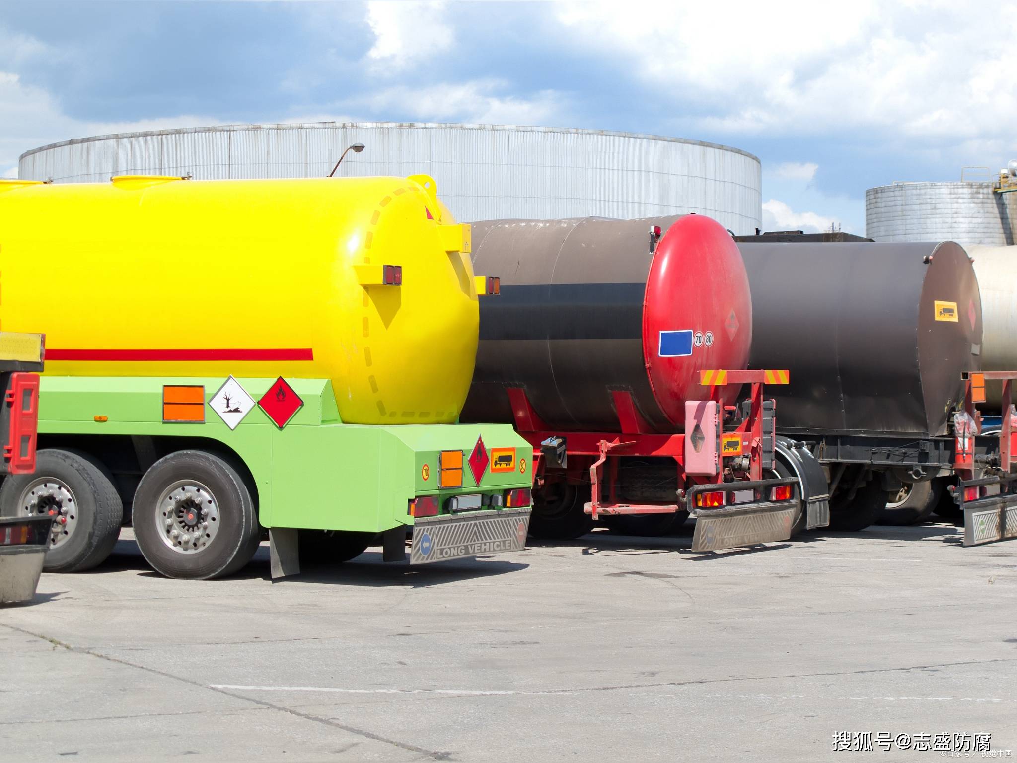 户外油罐车油罐车在运输工程中是非常容易产生静电的,有静电就容易
