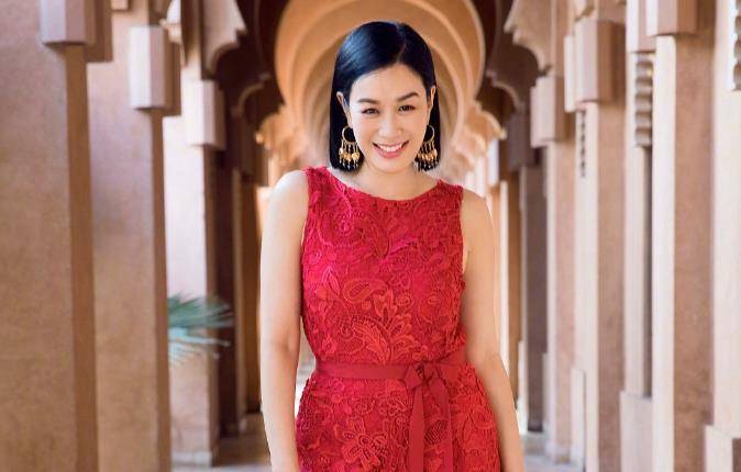 50岁钟丽缇,开800万豪车出街,近照很年轻, 脖子却暴露年龄_张伦_网友