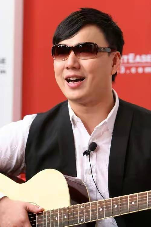 盲人歌手萧煌奇,近日被质疑是假盲人,本人亲自辟谣说消息为假.