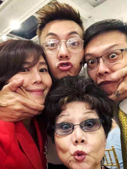 陈伟霆外公外婆年轻旧照曝光,衣着华丽家境好,五官立体像混血儿_照片