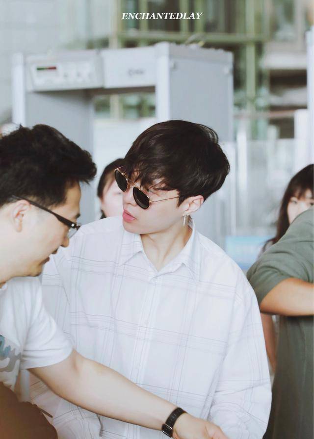 也很庆幸在大学里没有荒废学业,没有迟到早退,一直努力,这期间张艺兴