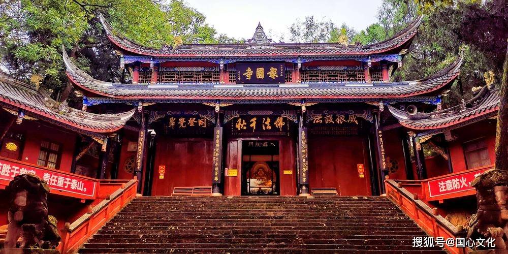 万年寺,地处四川省乐山市峨眉山市黄湾乡(峨眉山景区内)骆驼岭下,海拔