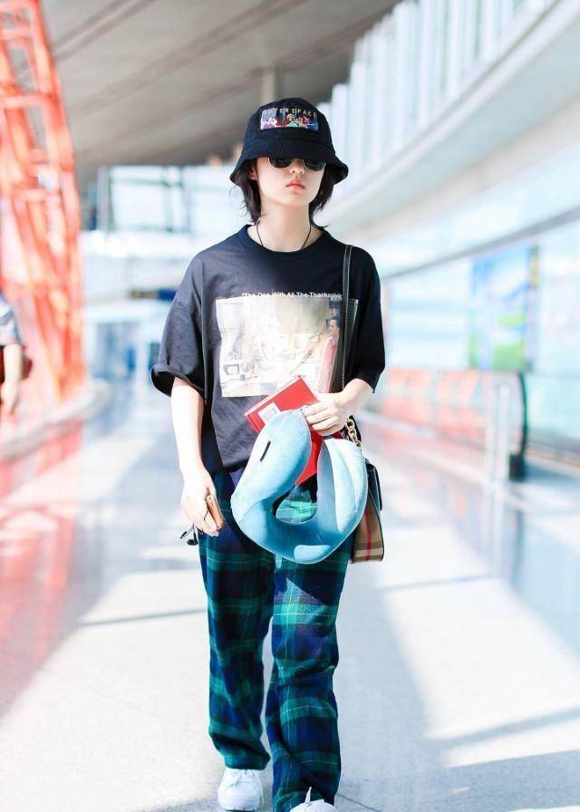 张子枫机场终于不穿阔腿裤了,戴针织帽配马丁靴,冬季风模式太酷_蓝色