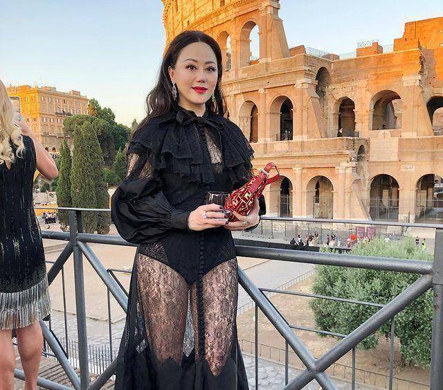 章小蕙素颜前后对比太大,穿黑色蕾丝裙秀美腿,红唇妆容风情万种_造型