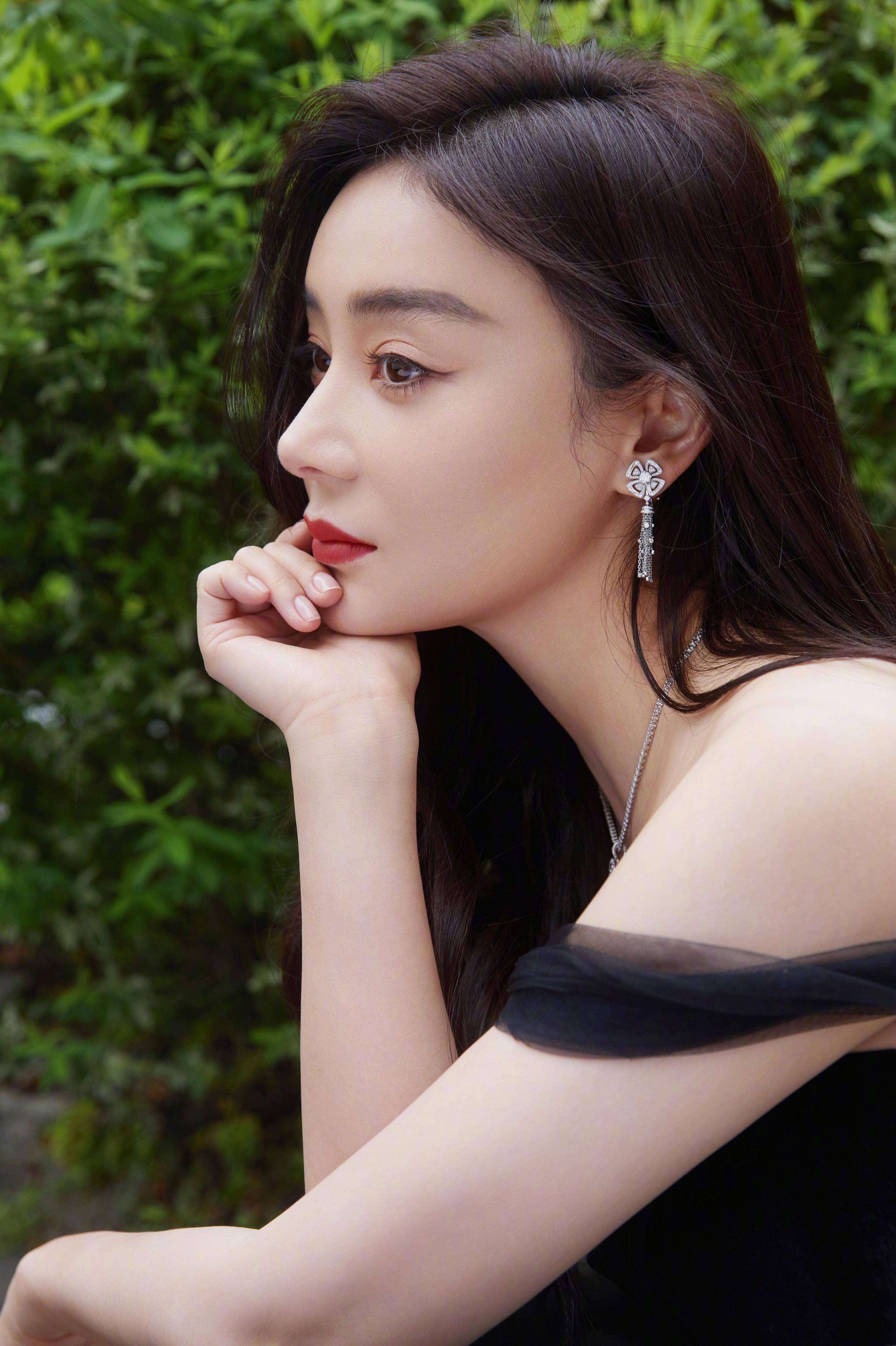 袁姗姗一字肩高时尚礼服_的设计_发型_红唇