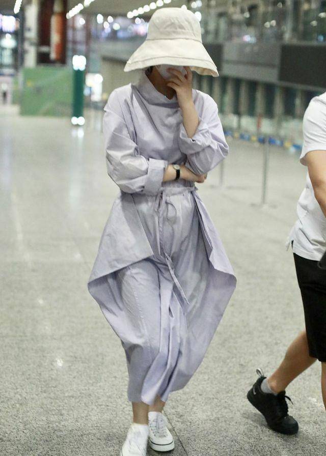 相对其她明星艺人来说,赵丽颖坐月子期间真的是太低调了,整个人完全和