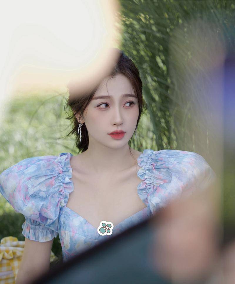 虞书欣一袭碎花长裙仙气十足的美照尽显_连衣裙_白色_粉色
