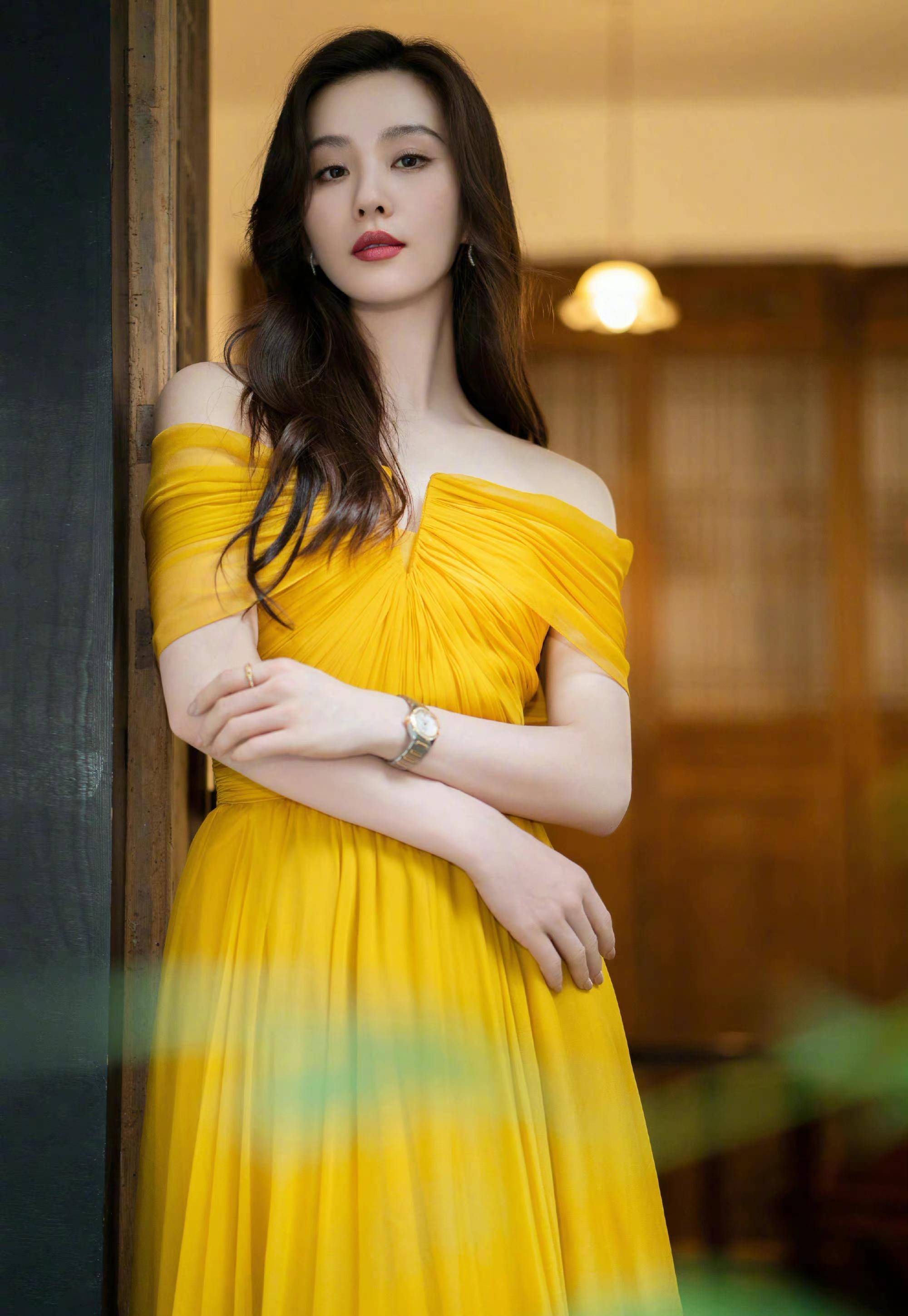 刘诗诗新任欧米茄名人大使,身穿黄色礼服亮相成都,明媚新雅动人_活动