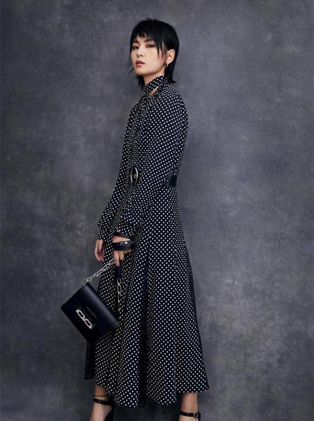 周笔畅因穿衣保守被人忽视,杨幂却被人"紧紧握住了手"!