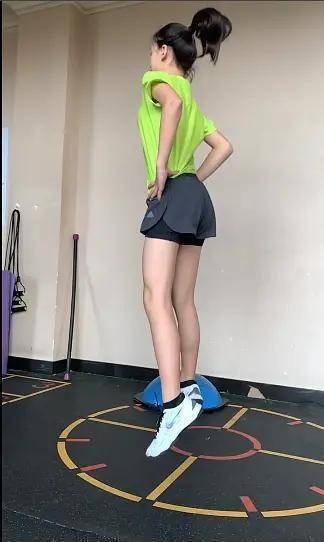 森碟都开始健身啦，这大长腿这肌肉线条，有专业运动员那感觉了