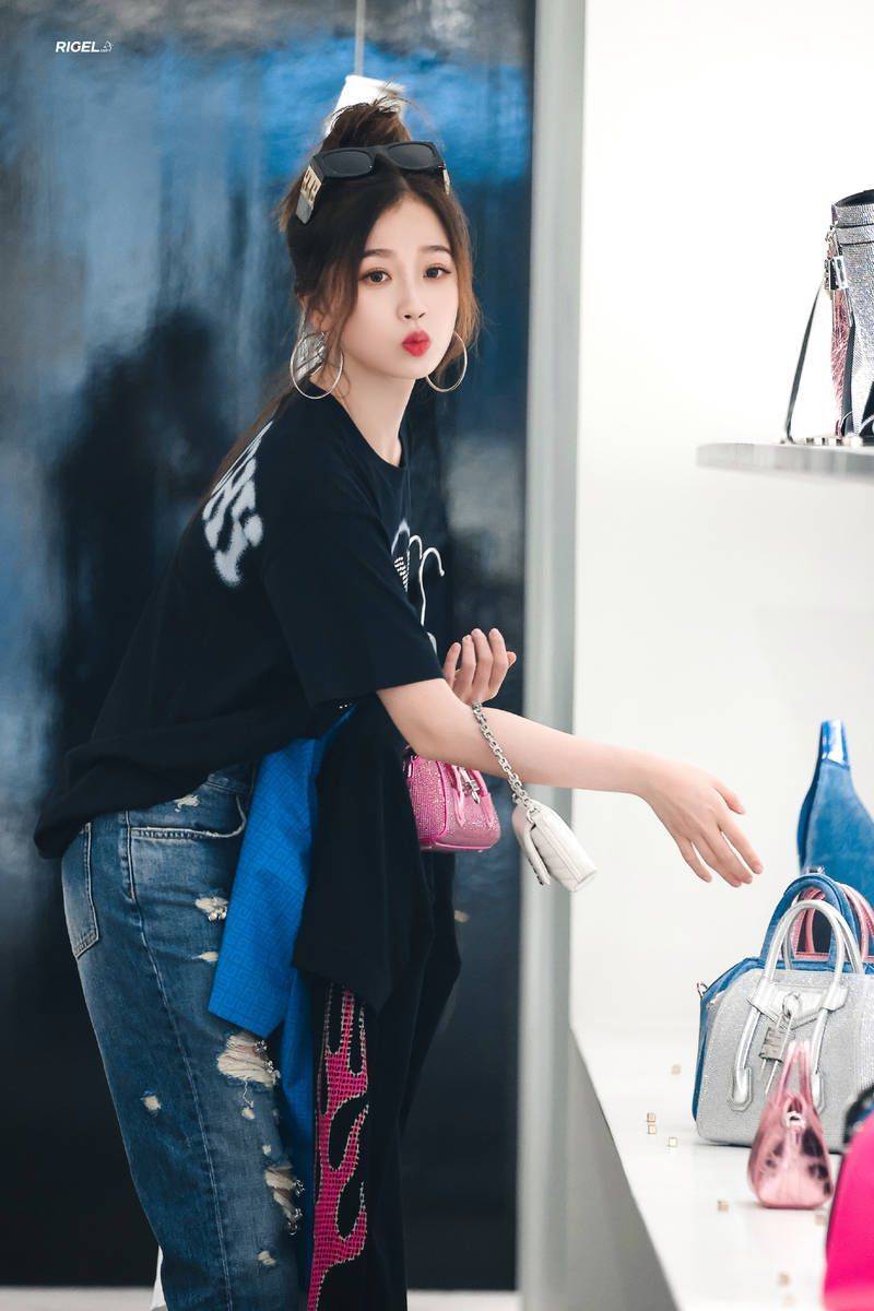 虞书欣巴黎探店忙扫货 嘟嘴捂脸少女心爆棚_时尚_时装周_魅力