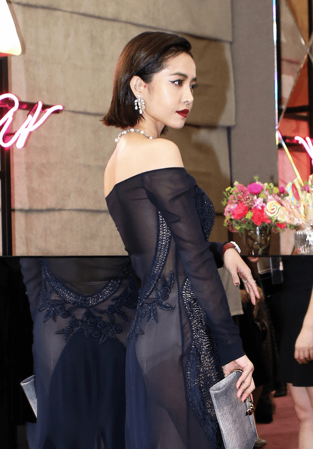 蔡依林穿衣好贵气,一字肩黑裙薄透精致,小身材都显得挺高级的_裙子