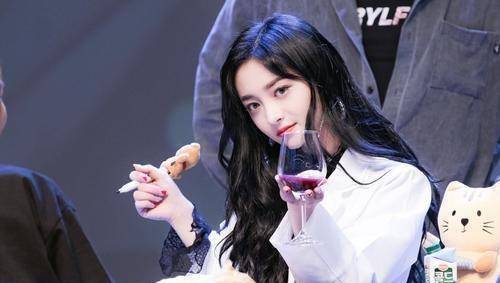 什富科其实周洁琼算是偶像中虚心接受批评的一个了,她在被韩红质疑后