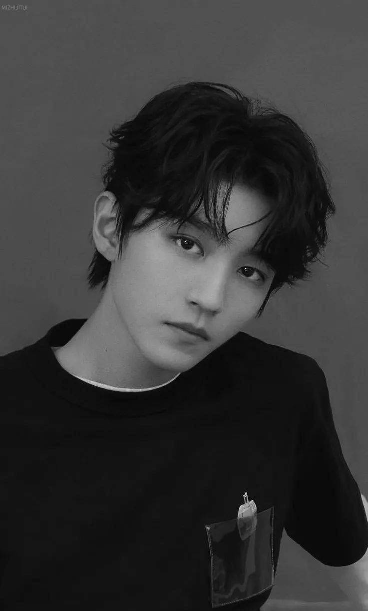 除了在ins上艾特王俊凯之外,周杰伦还霸气"示威"了,晒出了一张和战队