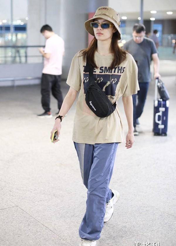 这一身衣服简单时髦,钟楚曦高挑的身高把这一身衣服穿得非常随意舒适