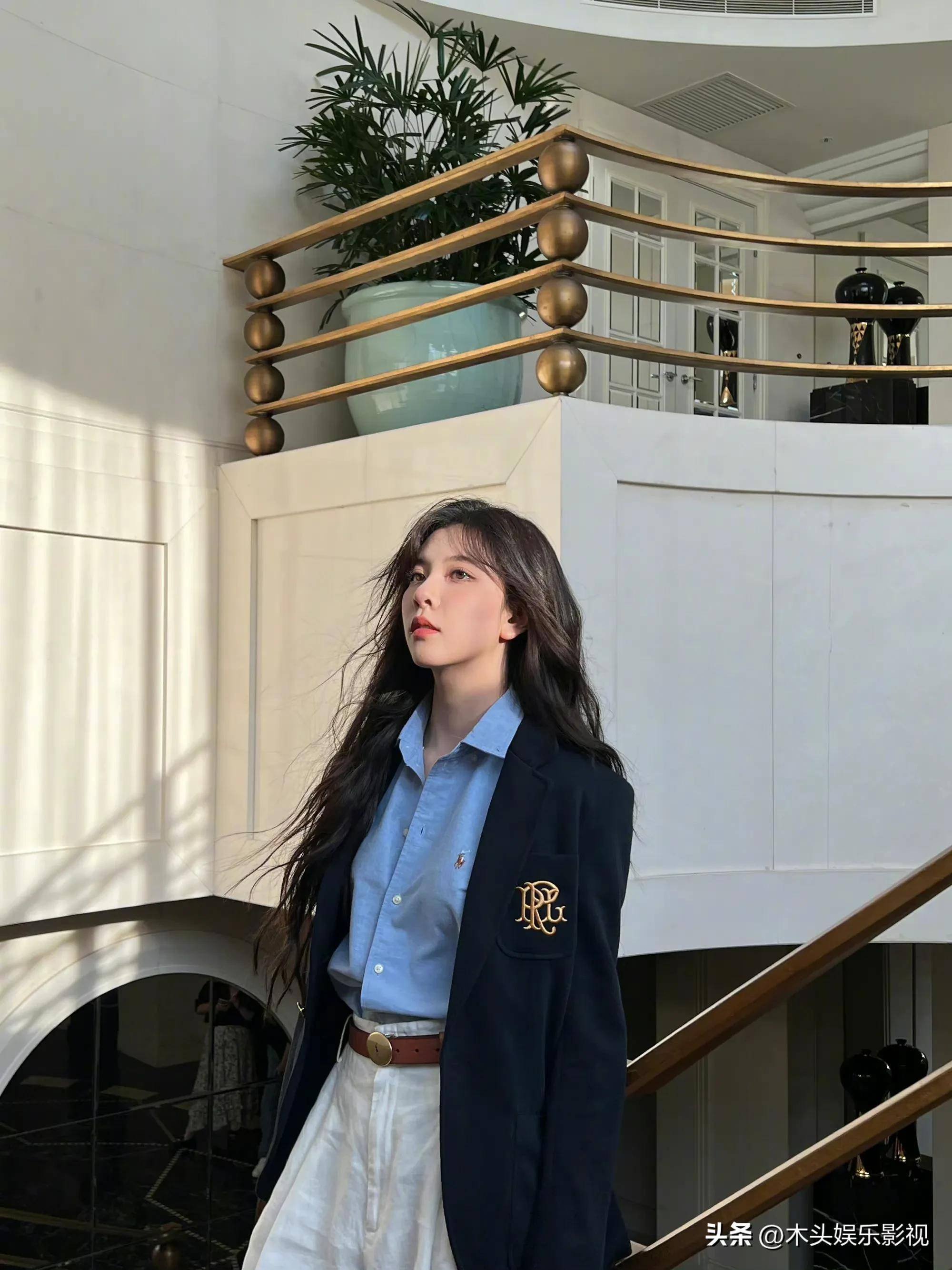 这卷发确实让人羡慕.夏天宋妍霏的穿搭很清爽,你们觉得呢?