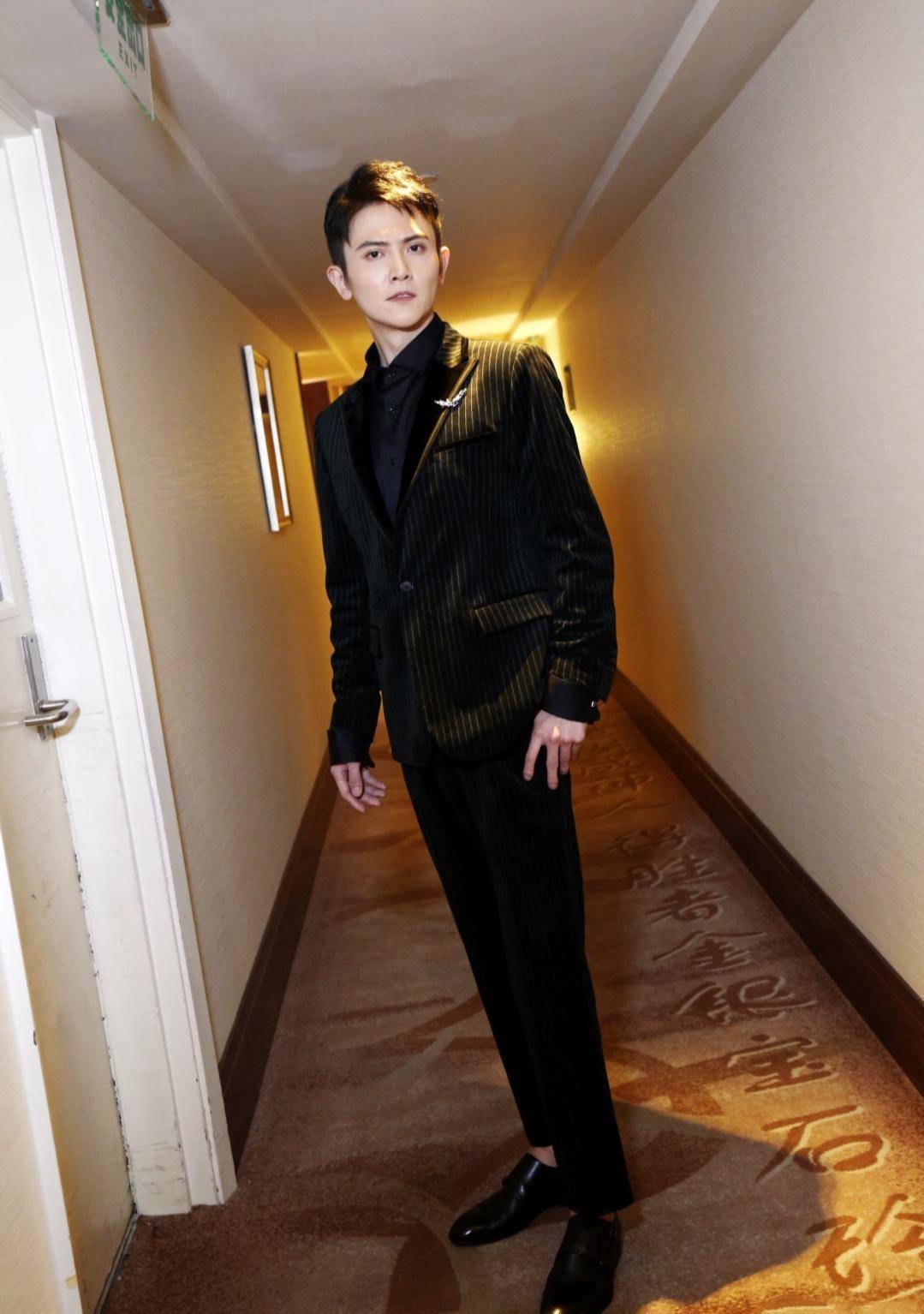 中桀骜的二皇子,而生活中的刘端端,更为时尚雅痞_黑色_西服_西装