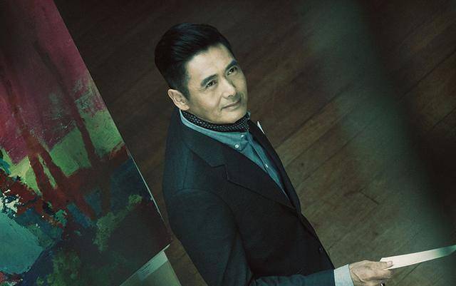 周润发旧照:翘兰花指吃鸡腿,装小可爱吹雪,没人比他更骚包了!