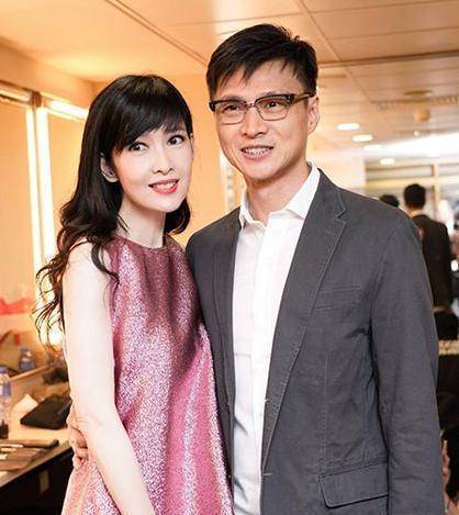 著名歌手周慧敏:与花花公子倪震结婚后,生活过得怎么样?