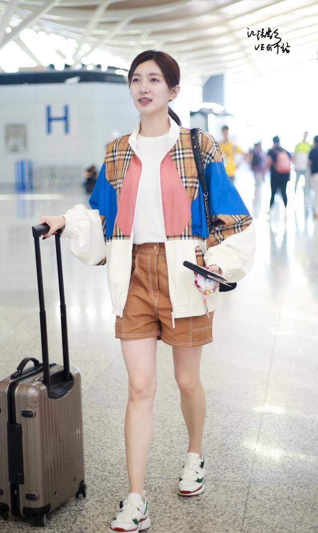 撞完衣服撞鞋子,李宇春你这是要cos江疏影吗?_运动鞋_对比_品牌