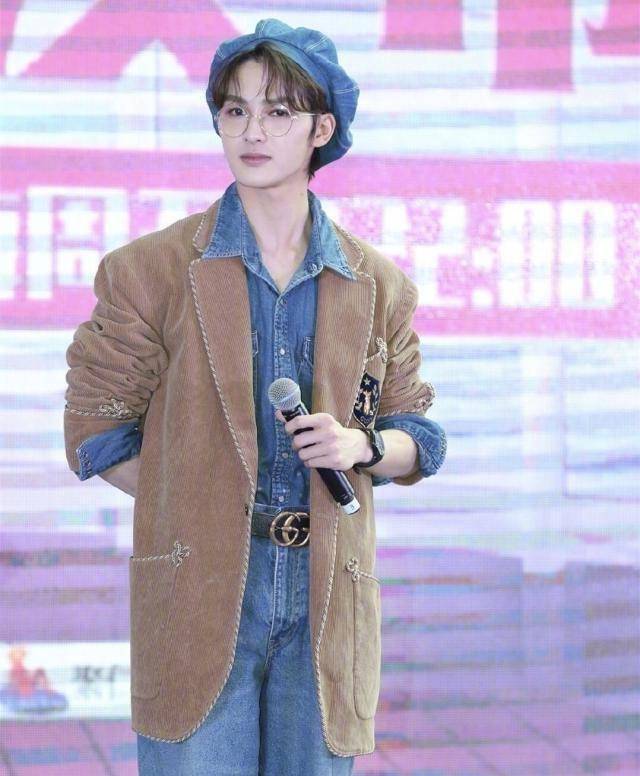 朱正廷和易烊千玺,同是画家帽造型,年纪轻但气场不输!