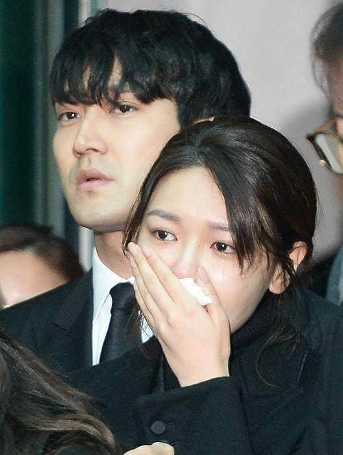 钟铉出殡,女艺人冲到前排并频繁看镜头,被指恶意抢镜_yeri_泰妍_新歌