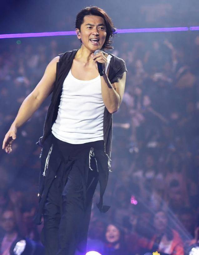 郑伊健酷爱买房身家达一亿五千万至今深信长发造型为其带来好运_电影