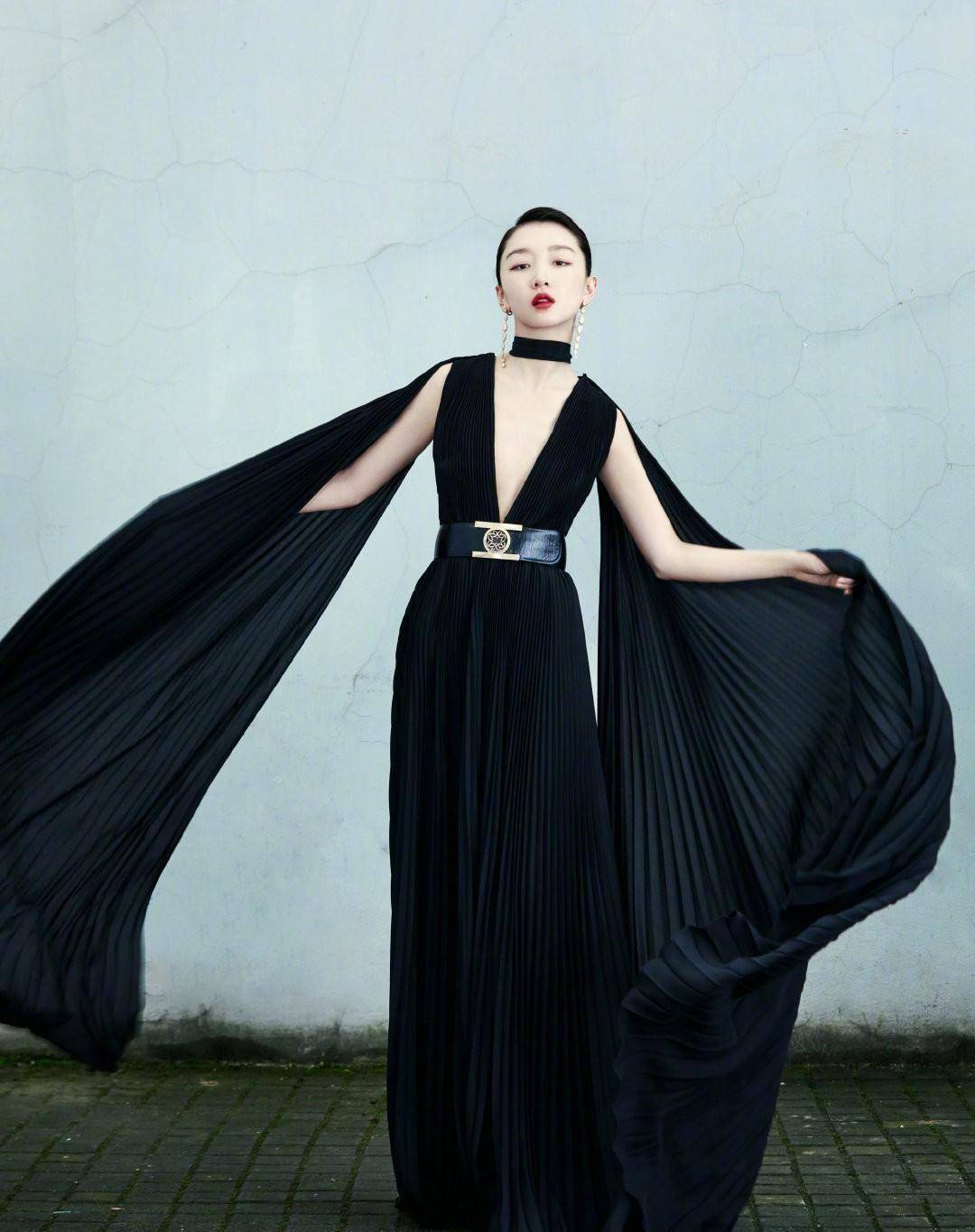 周冬雨,穿深v长裙亮相上海电影节闭幕红毯_气质_身材_仪式