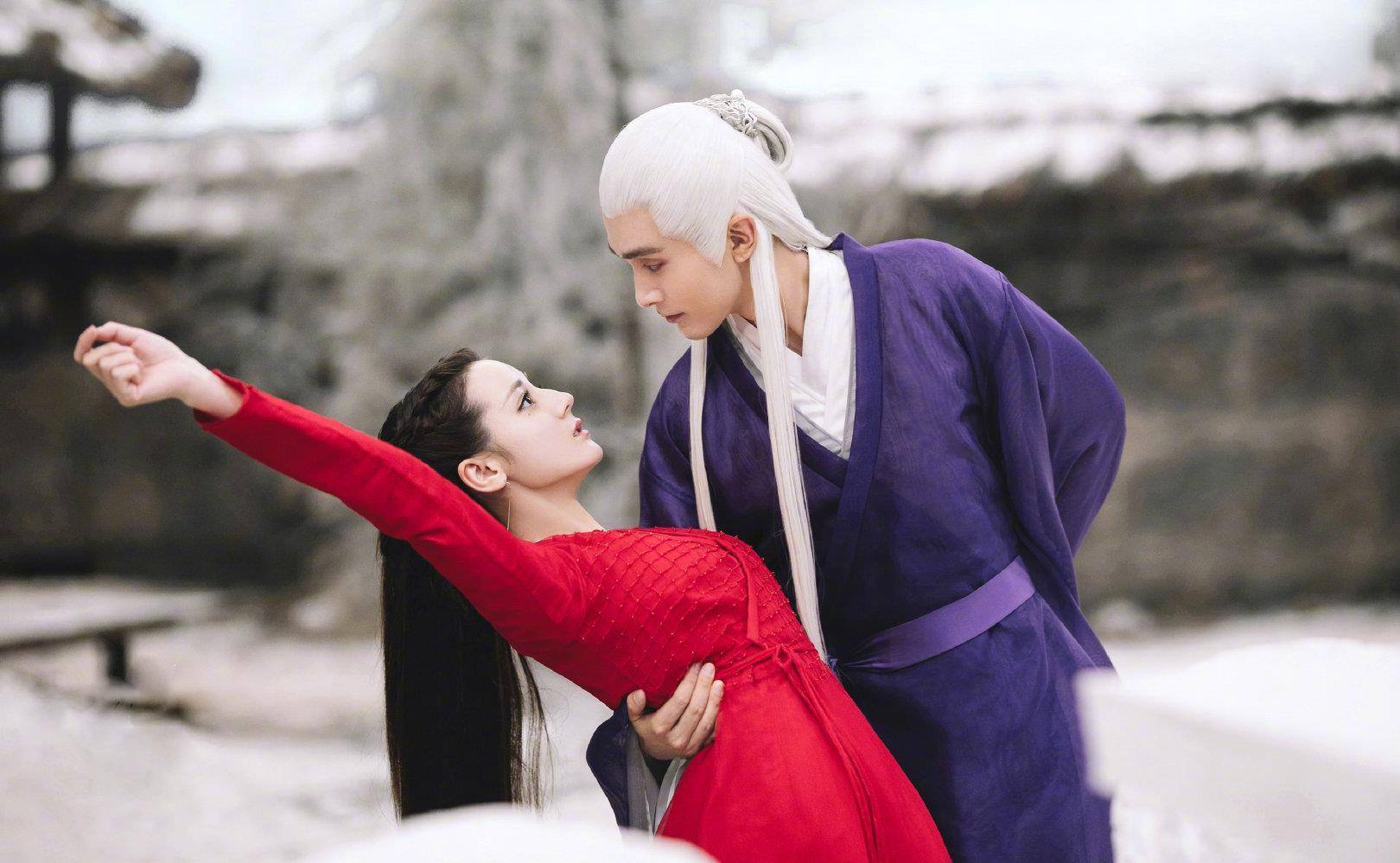 花絮:热巴高伟光试戏变成连体婴,帝君全程踩凤九的脚拍摄吻戏_电视剧